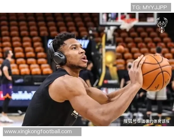 字母哥身穿43号球衣训练双臂肌肉线条惊艳全场引发热议 字母哥身穿43号球衣训练双臂肌肉线条惊艳全场引发热议