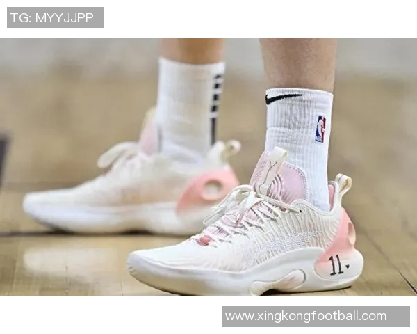 森林狼官方社媒展示爱德华兹新战靴AE2引发球迷热议是否比第一代更出色 森林狼官方社媒展示爱德华兹新战靴AE2引发球迷热议是否比第一代更出色