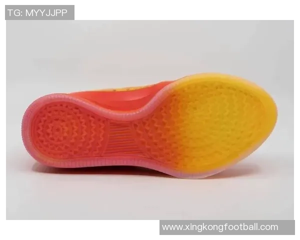 布克首次亮相新款签名鞋布克2代球鞋在比赛中引发关注